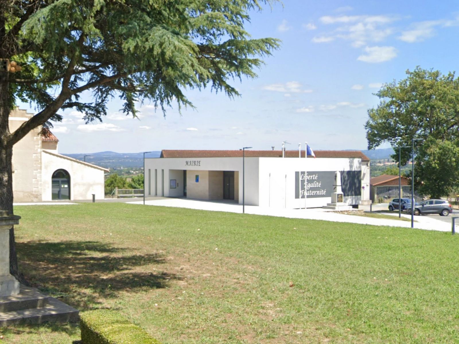 nouvelle mairie navès moderne épurée et aseptisée