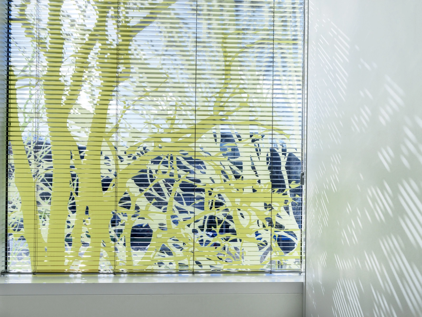 vitres avec stickers d'arbres pour la connexion avec la nature