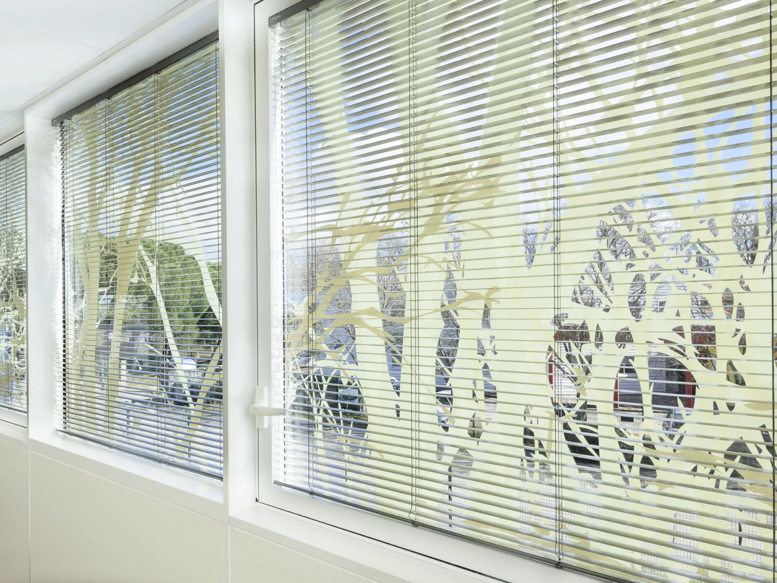 vitres avec stickers d'arbres pour la connexion avec la nature