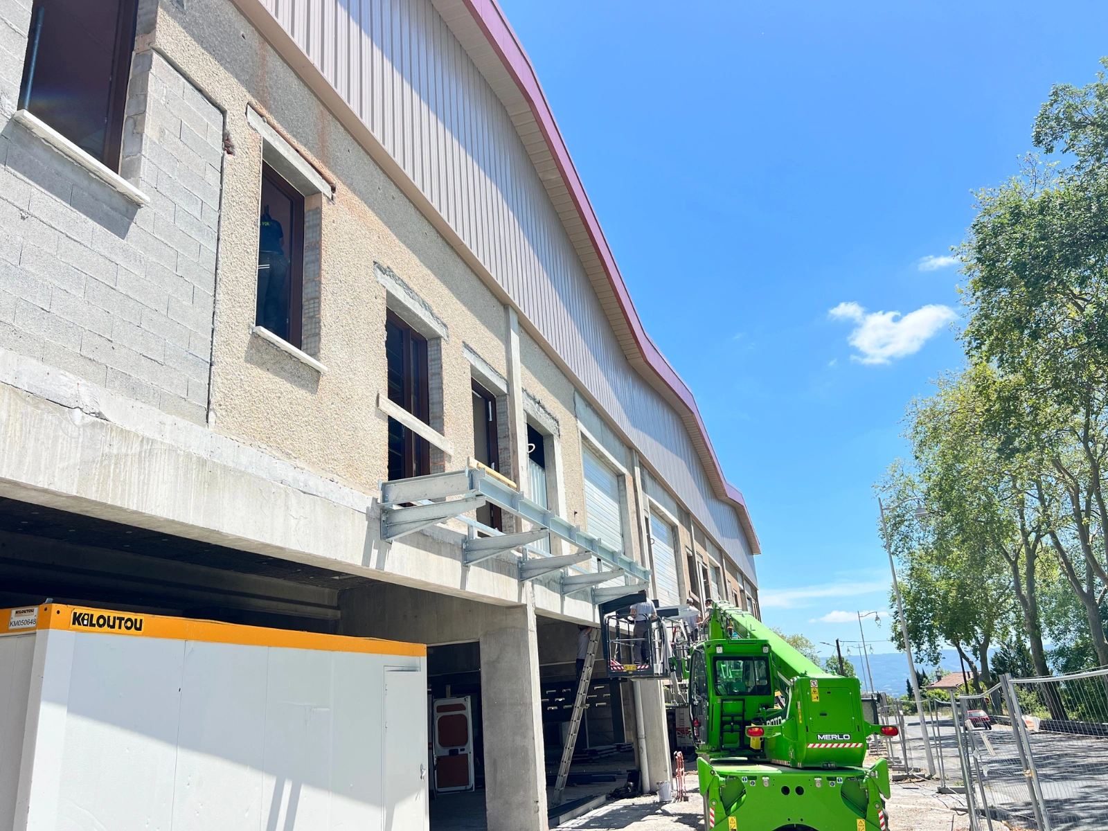 installation des structures des boîtes Maison de Santé Pluridisciplinaire de Puylaurens