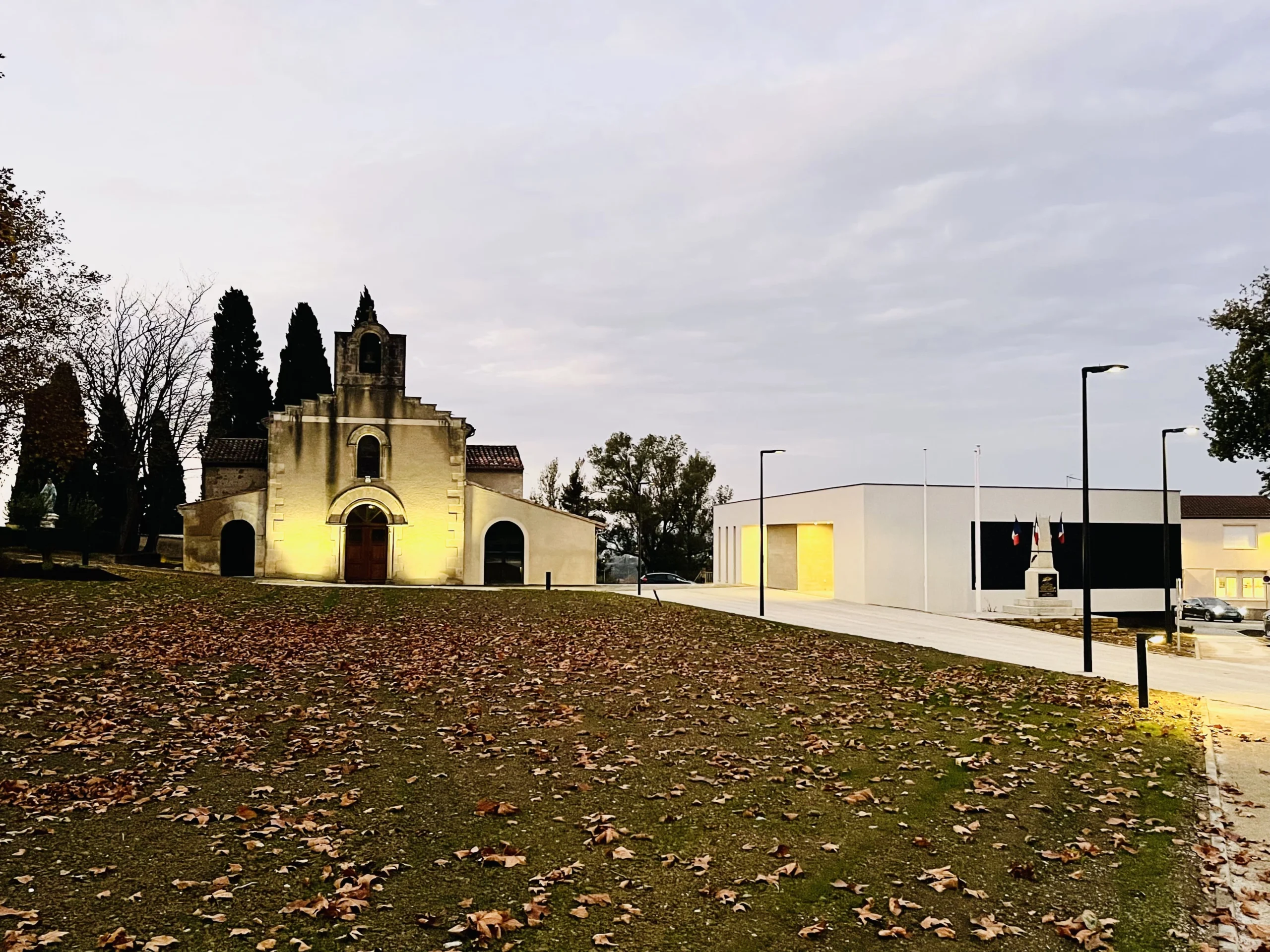nouvelle mairie de navès à coté de son église au crépuscule