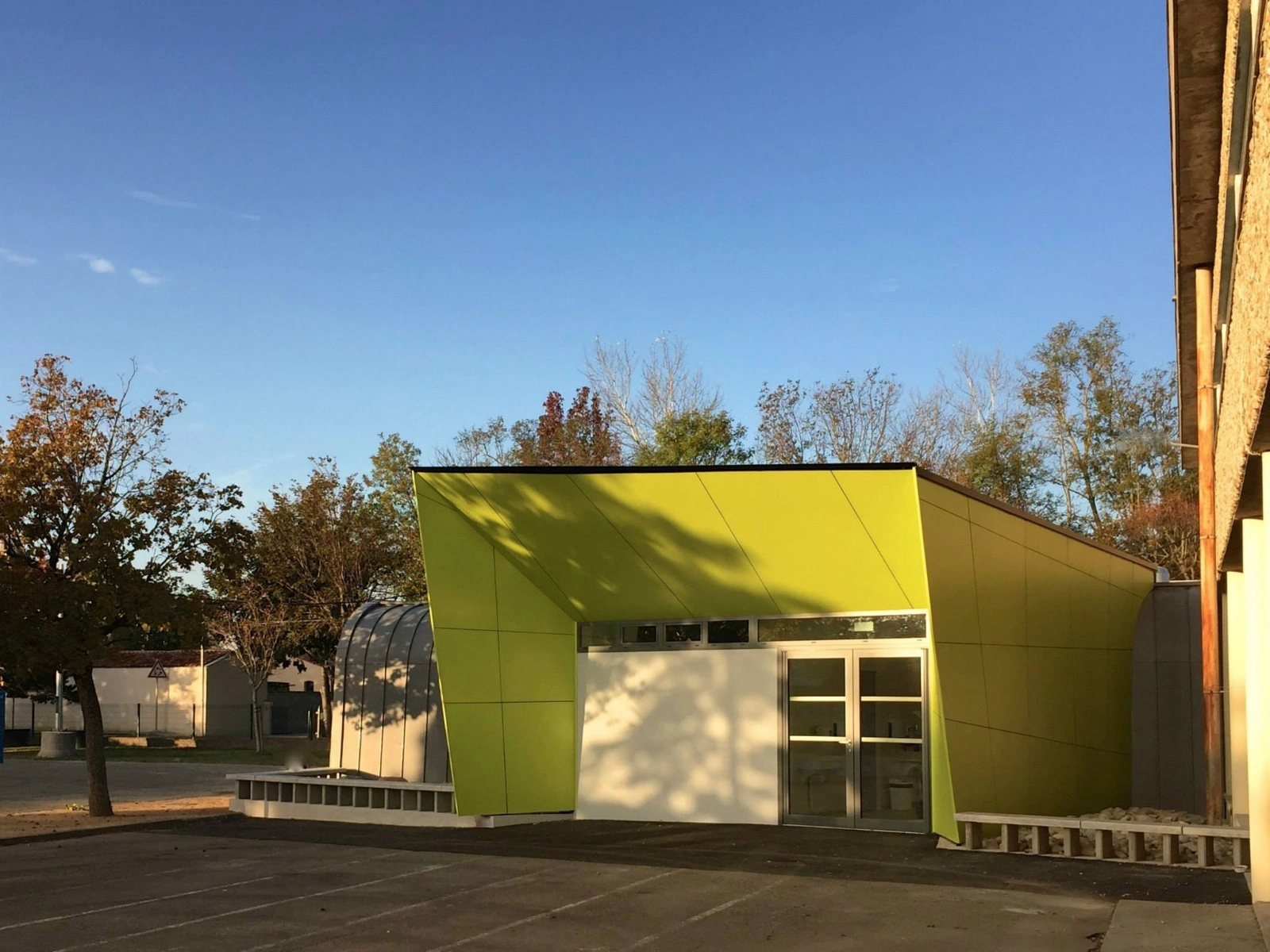 entrée restaurant scolaire, moderne et architectural